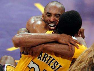 Kobe Bryant abbraccia Ron Artest