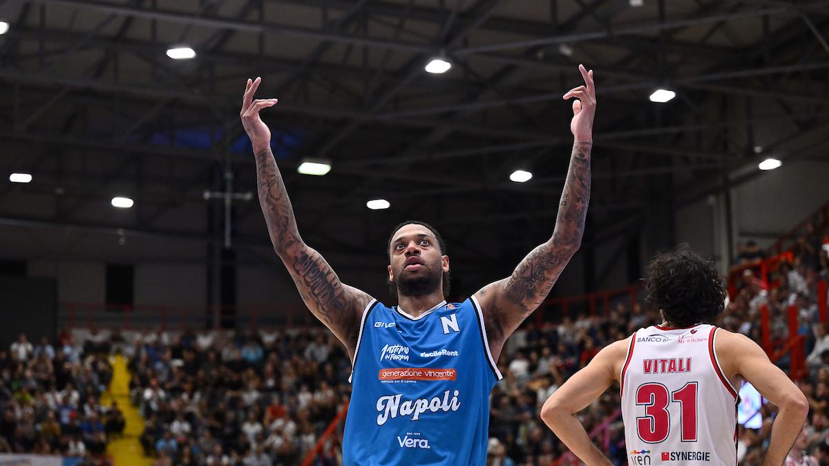 LIVE | Mitrou-Long e Flagg spingono Napoli oltre l'ostacolo Reggio Emilia