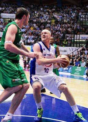Serie A, 12ª di ritorno: Pesaro vince a Varese,Caserta  si aggiudica il derby campano, Siena passa a Casale, Sassari piega la Sutor. Treviso stende  Bologna, Cremona sorprende Venezia.  Milano  si rilancia contro Cantù, colpaccio di Teramo a Roma