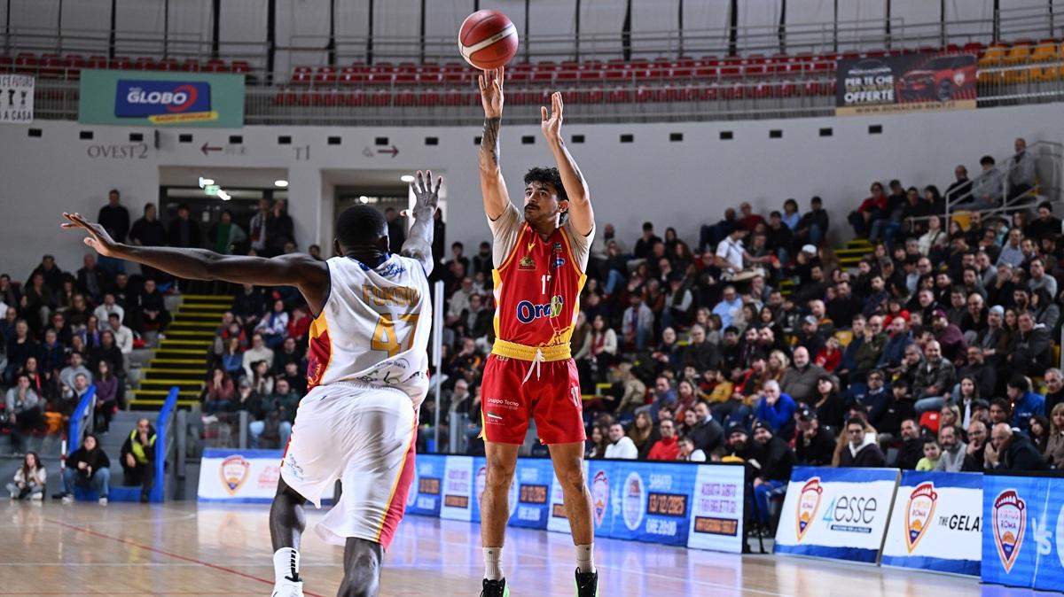 Serie B - A Roma la partita si decide nel finale: la Virtus vince 69-60