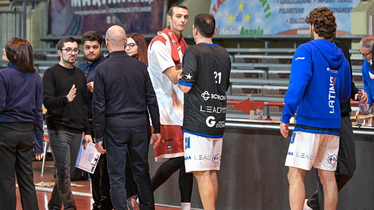 Serie B - Benacquista Latina vs Umana Chiusi rinviata a data da destinarsi