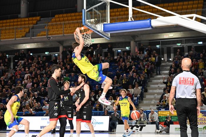 Serie B - Vigevano domina al PalaElachem: Vicenza travolta senza appello