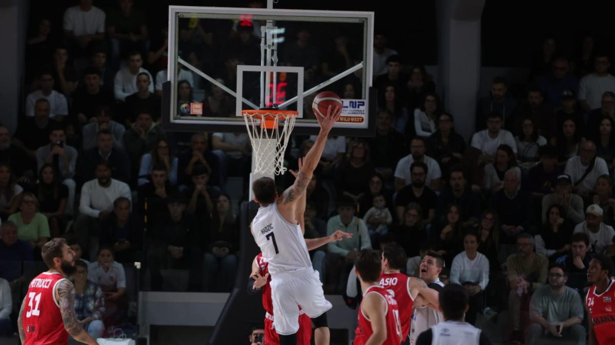 Serie B - Paperdi Caserta difende il PalaPiccolo dagli assalti del San Giobbe Chiusi