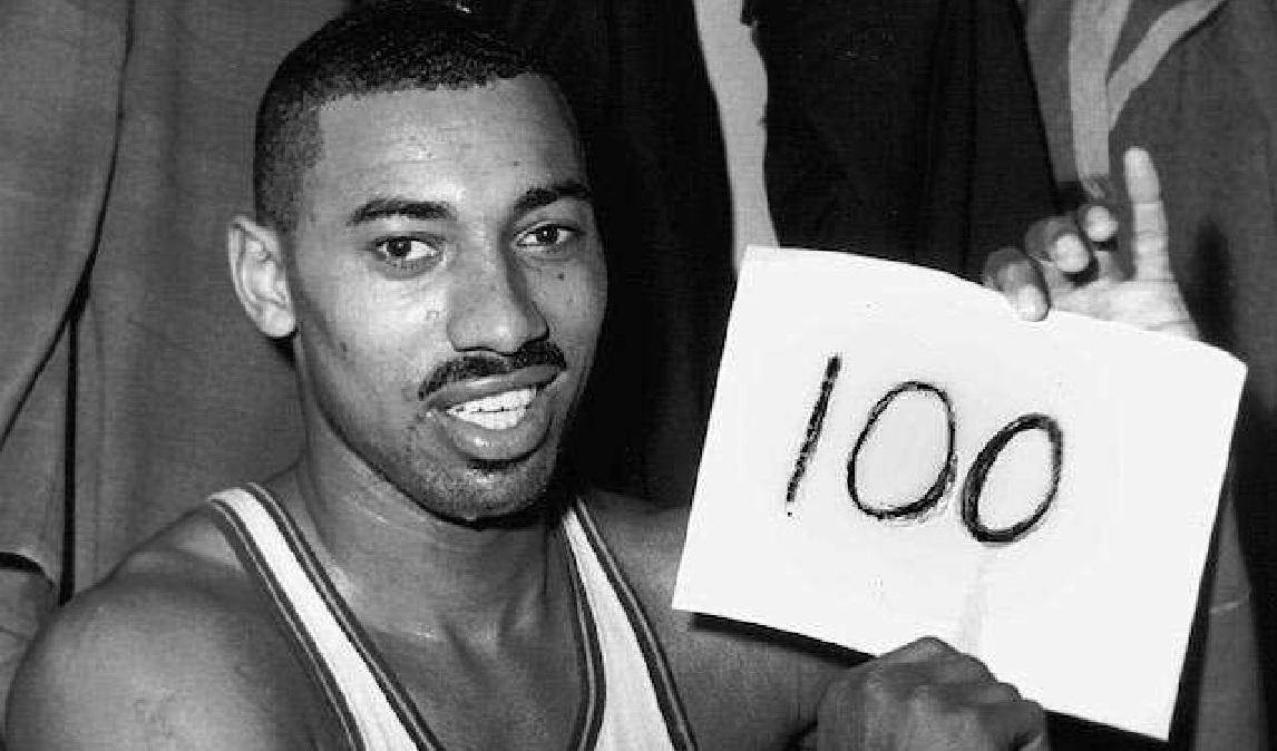 Wilt Chamberlain ed i 100 punti in una partita: accadeva 64 anni fa