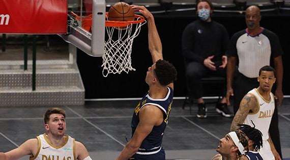 NBA - I Nuggets vincono di misura in casa dei Mavericks