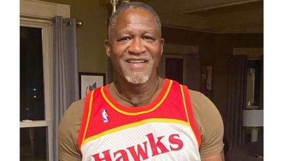 NBA - Dominique Wilkins indossa la maglia degli Hawks e festeggia