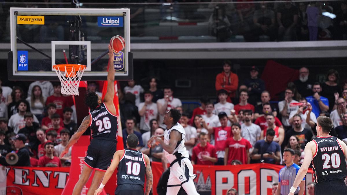 Virtus Bologna, che tonfo a Reggio Emilia! La Unahotels continua a correre