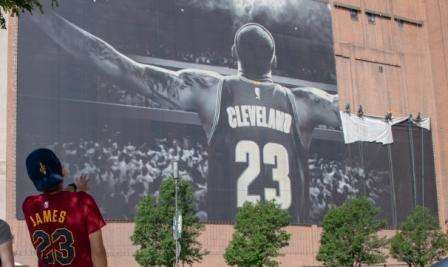NBA - Addio a LeBron: Cleveland va a sostituire il poster gigante di James