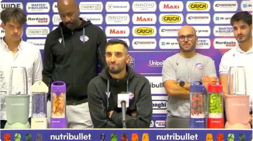 Trapani Shark, la commozione di Alex Latini con tutto lo staff in conferenza stampa