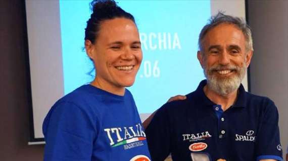 Nazionale A femminile - 100 presenze in Azzurro! Martina Crippa premiata a Nis dal CT Marco Crespi