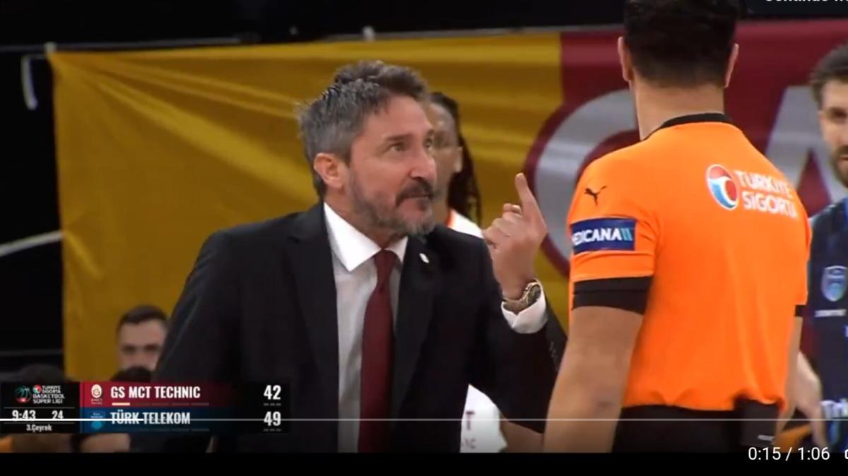 Pozzecco show: entra in campo, viene espulso e incita il pubblico (video)