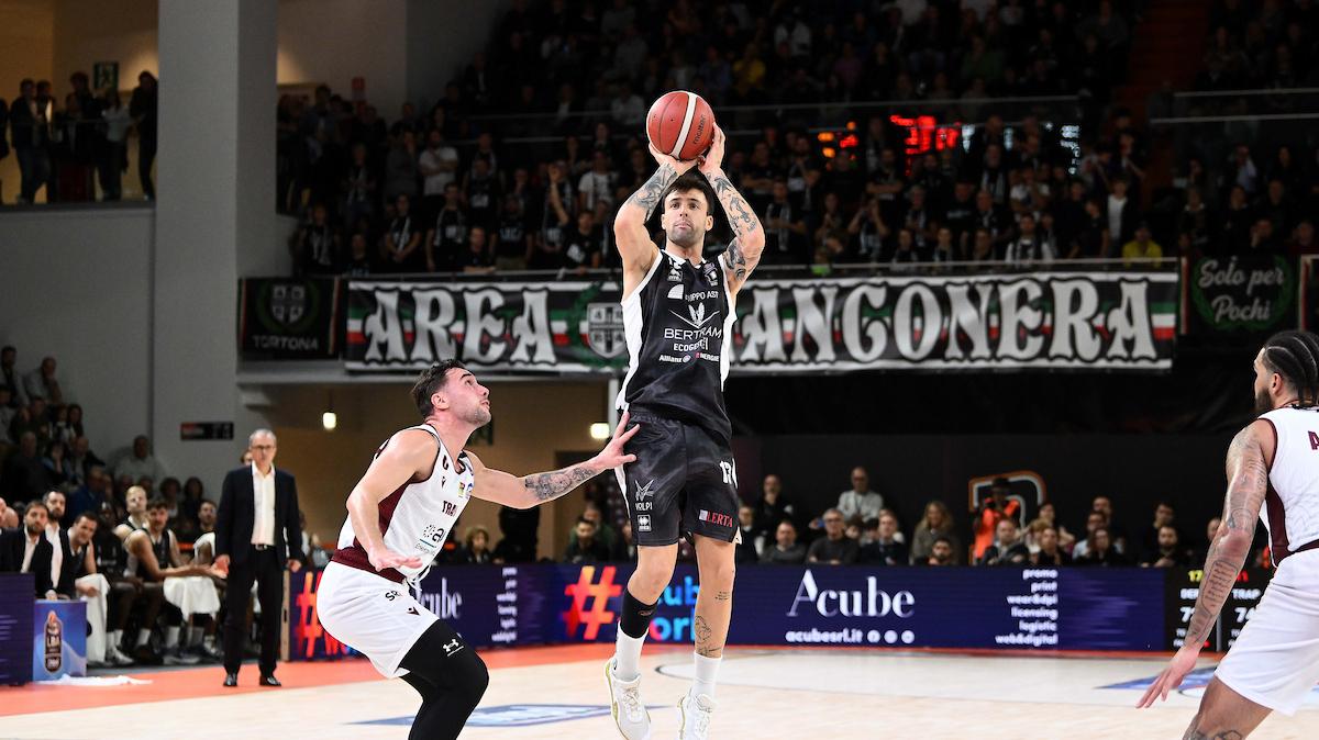 LIVE | Che partita a Tortona! Trapani Shark battuta, show di Baldasso