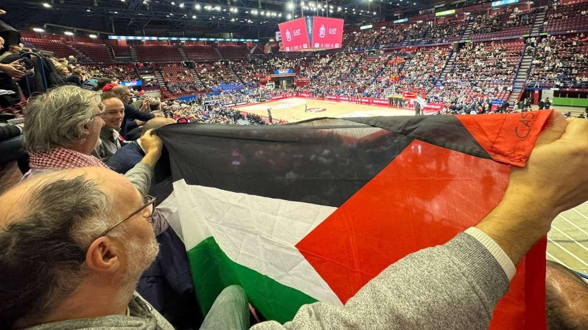 Con la bandiera della Palestina al Forum, multa per il Consigliere regionale