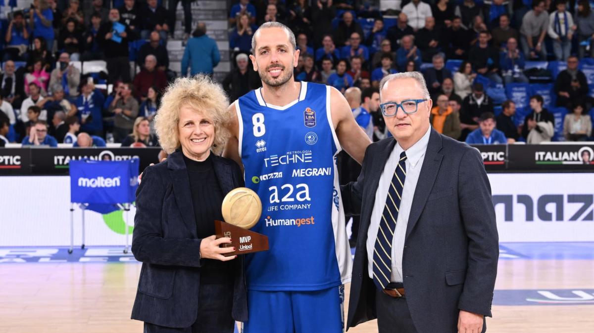 Amedeo Della Valle riceve il premio di MVP Unipol del mese di ottobre