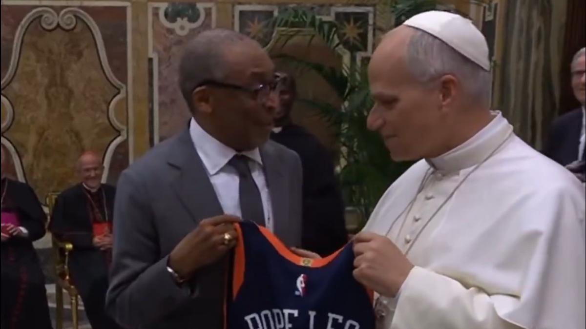 Spike Lee regala una maglia #14 dei New York Knicks a Papa Leone XIV