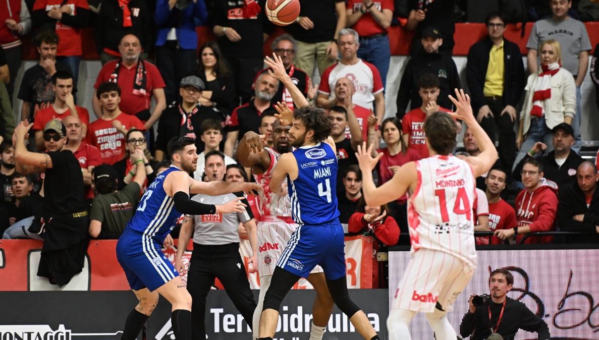 Copeland salva Brindisi, tripla in volata per vincere a Cento