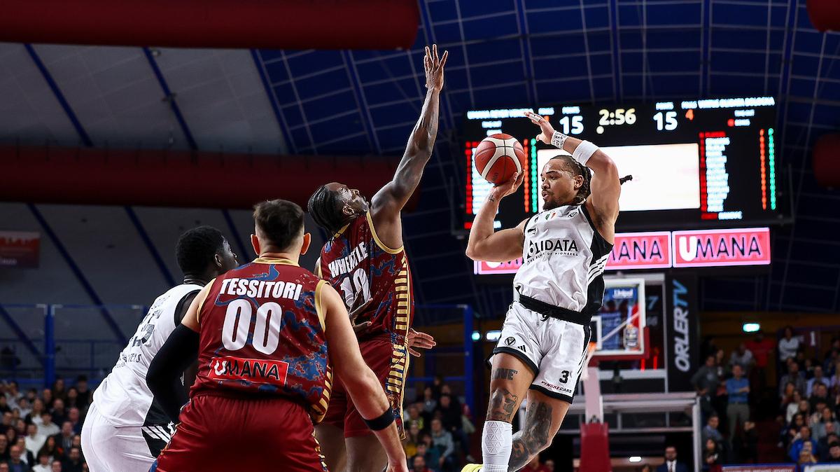 Che Virtus Bologna: la ribalta e vince in volata a Venezia. Beffa Reyer