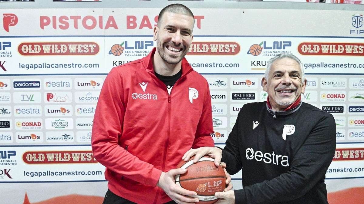 A2 - La presentazione di Ivan Buva con la maglia dell'Estra Pistoia Basket