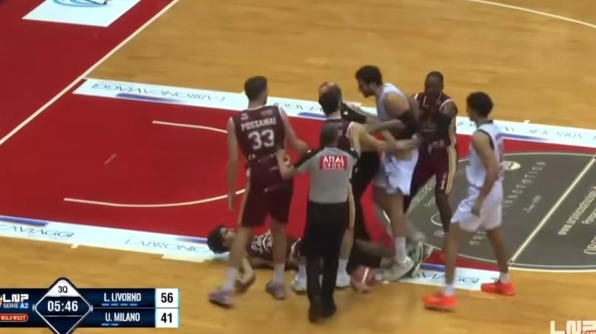 L'espulsione di Alessandro Gentile in Libertas-Urania (video)