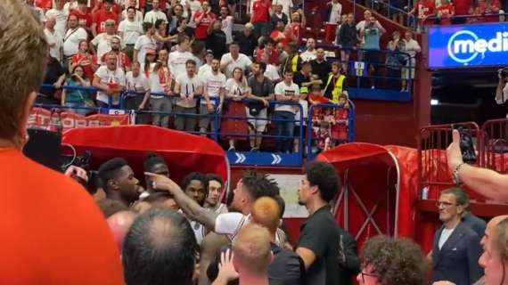 LBA, rissa al Forum al termine di Gara 2: Hackett e Teodosic coinvolti | Video