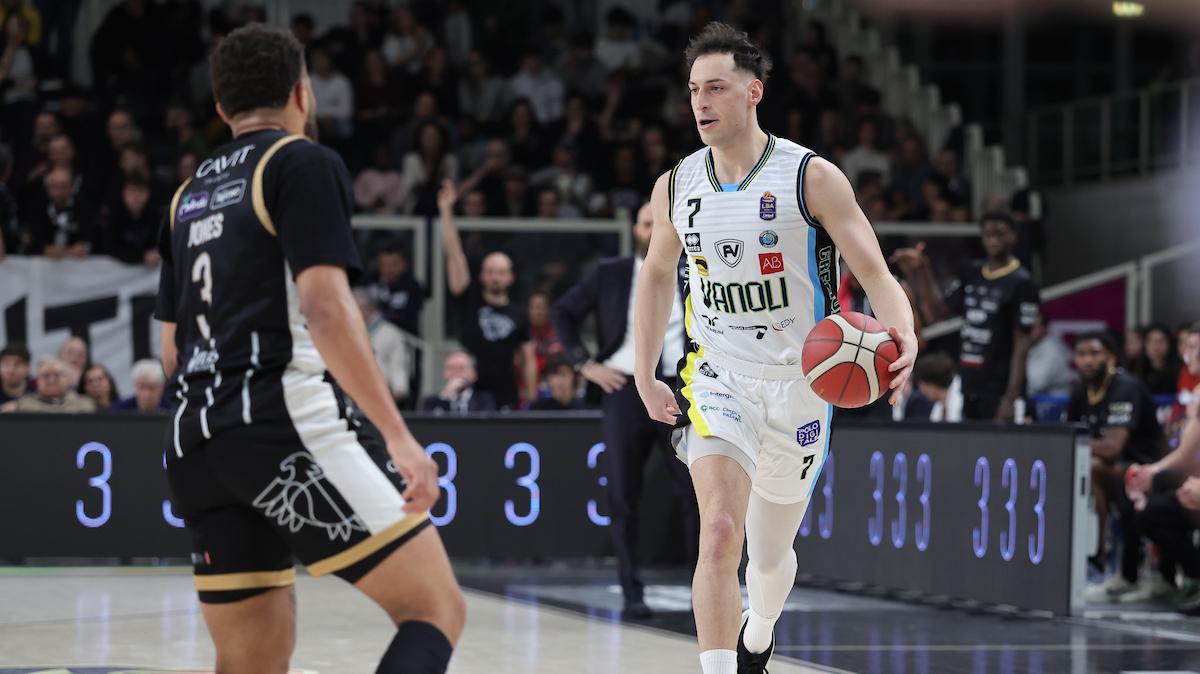 Blackout Trento nel finale, la Vanoli Cremona vola via e vince