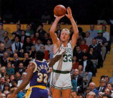 Larry Bird, qui al tiro contrastato proprio da Earvin 'Magic' Johnson