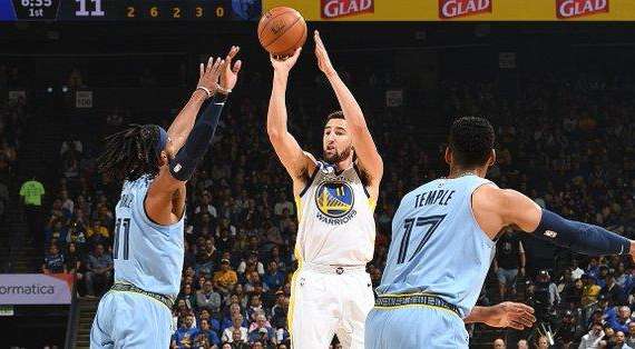 NBA - I Grizzlies belli a metà, poi Golden State spicca il volo