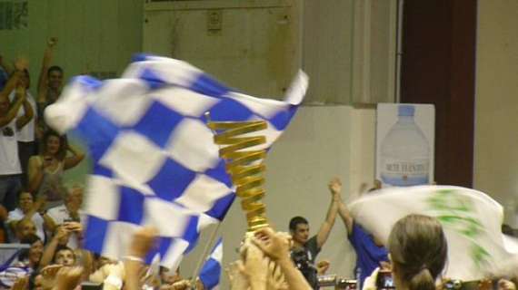 la Coppa, nel tripudio di vessilli biancoblu