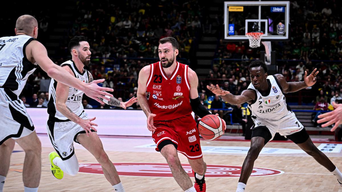 Intervallo: Olimpia e Virtus sul 35-35, pagelle e tabellini