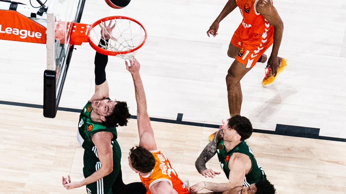 Il buzzer di Hayes-Davis all'overtime: Panathinaikos batte il Valencia (2-0) 