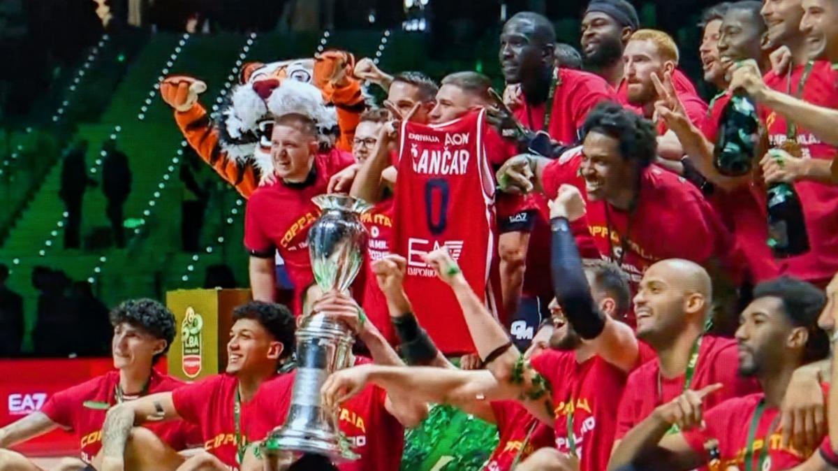 Olimpia Milano, la dedica dei giocatori a Vlatko Cancar durante i festeggiamenti