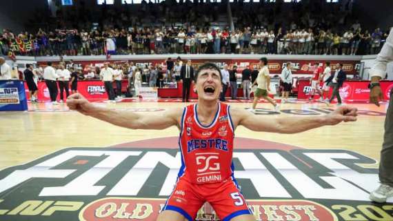 A2 - Andrea Mazzucchelli ai saluti con il Basket Mestre