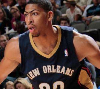 Anthony Davis Scores Double-Double in Monday Night Victory