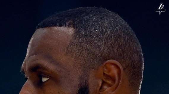 NBA - Lakers, LeBron James osserva il prossimo avversario Nikola Jokic