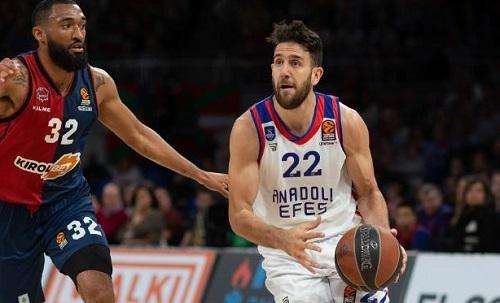 EuroLeague - L'Anadolu gioca per Milano e sbanca la Fernando Buesa Arena