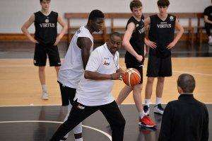 Lega A - Richardson, un giorno da coach della Virtus guidando l'allenamento della Under 18