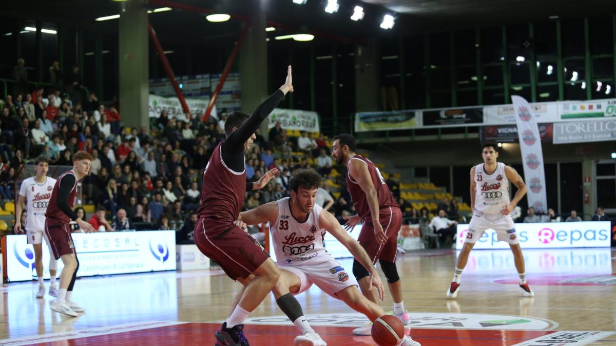 Serie B - Basketball Club Lucca supera la Scuola Basket Arezzo