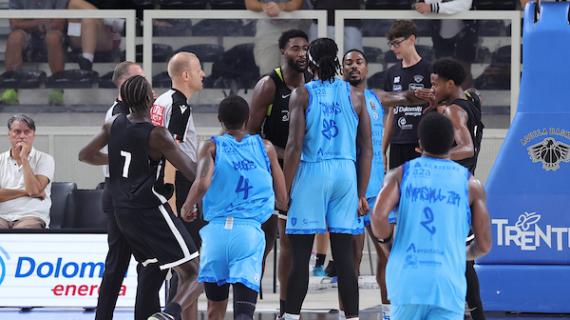 LIVE Trento la spunta nel finale su Sassari, quattro espulsi nell'ultimo quarto