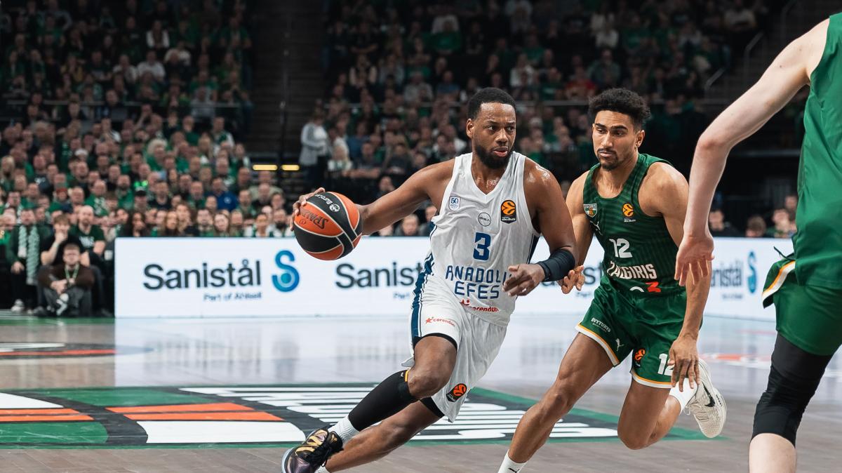 Medicina Pablo Laso: l'Anadolu Efes stende lo Zalgiris alla prima del coach spagnolo