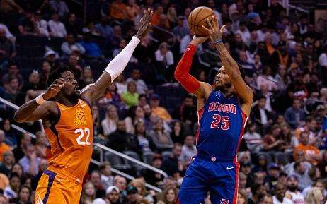 NBA - Pistons, Derrick Rose è cluth contro Phoenix