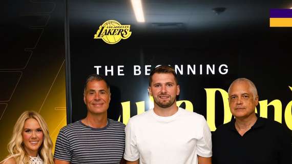 NBA - LeBron James si congratula con Luka Dončić per il prolungamento ai Lakers