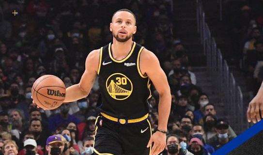 NBA - Steph Curry record: 100 triple segnate in appena 19 partite
