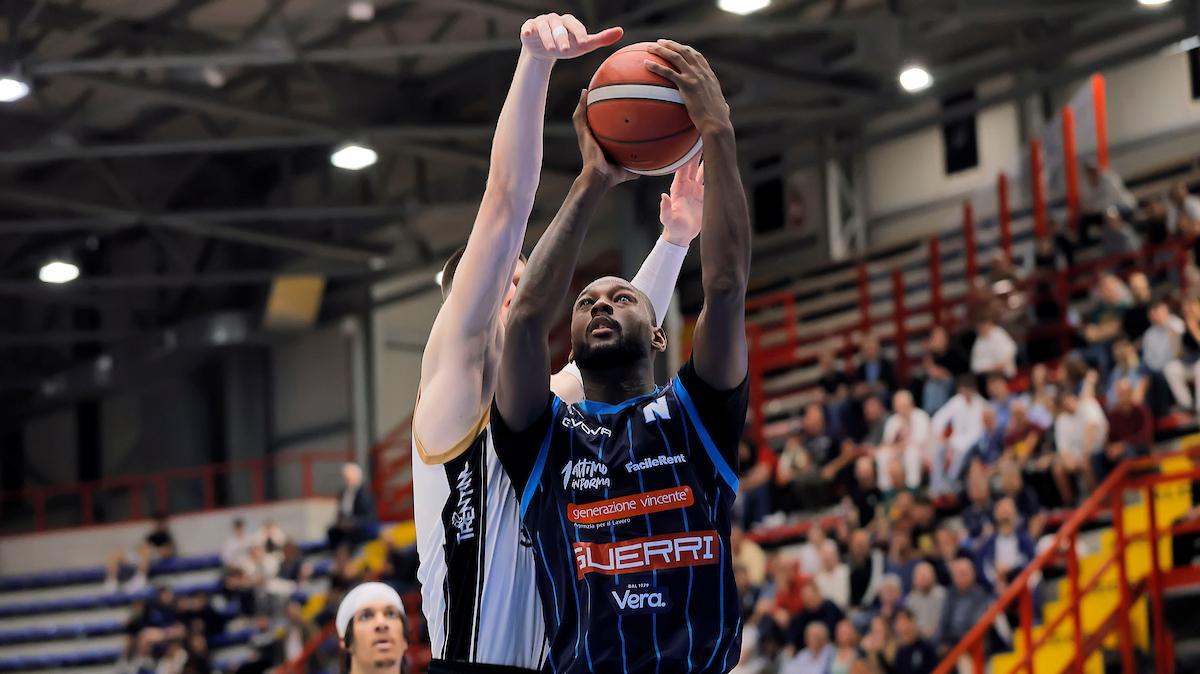 L' Aquila Trento fa confusione, Napoli fa festa con Milton Doyle