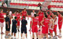 Il gruppo al lavoro sul nuovo parquet del Palascapriano (foto La Citt&agrave;)