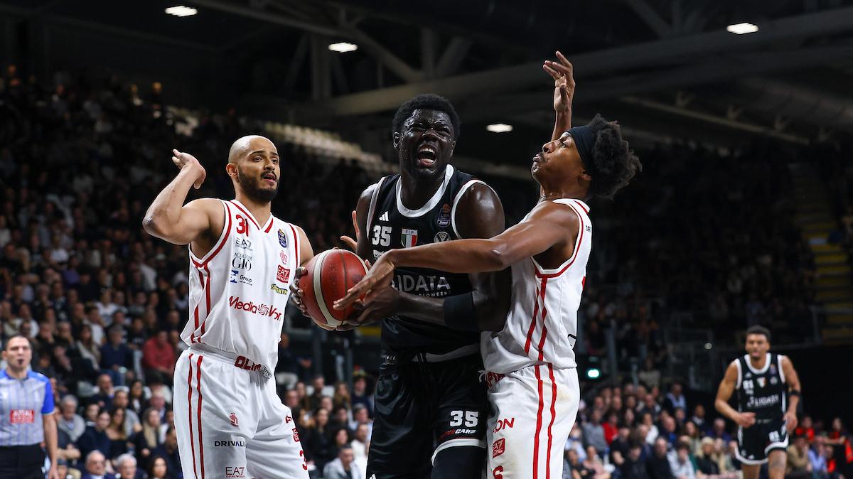 Di forza la Virtus Bologna ricaccia indietro l'Olimpia Milano: gli highlights