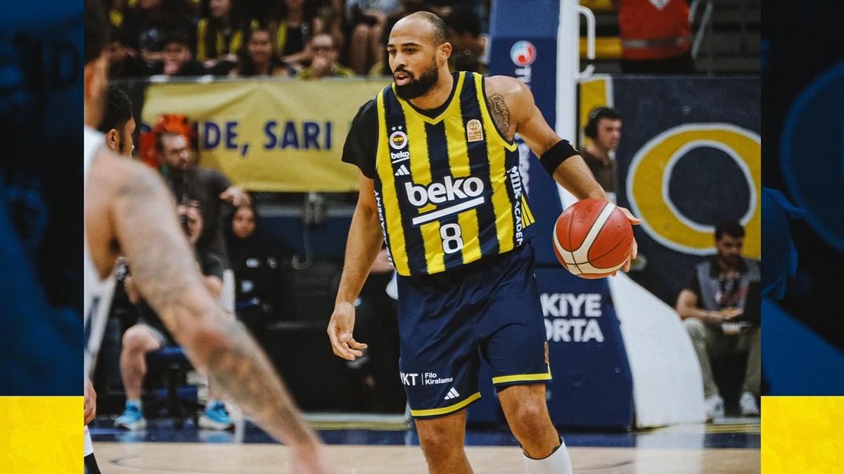 Il Fenerbahce rimonta da -15 e piega l'Anadolu Efes (2-0)