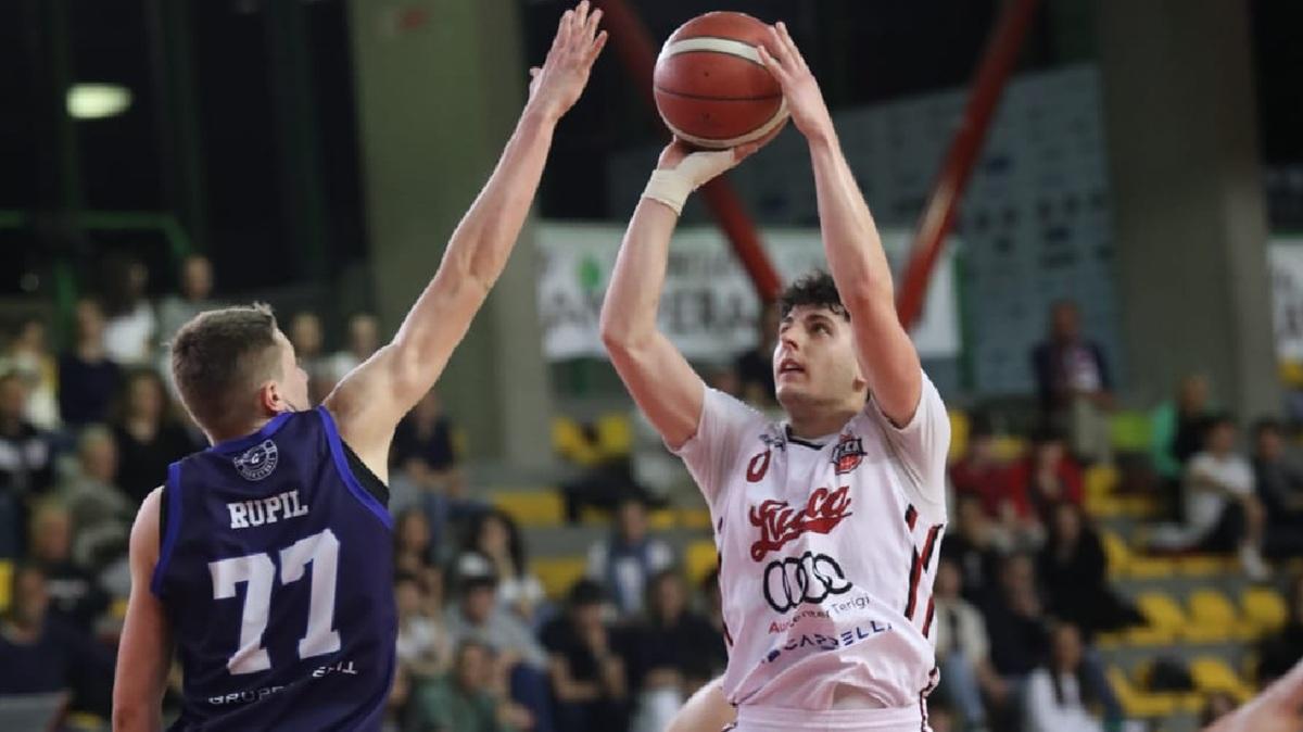 Serie B - Basketball Lucca consolida nei 2' finali il primo posto contro il College