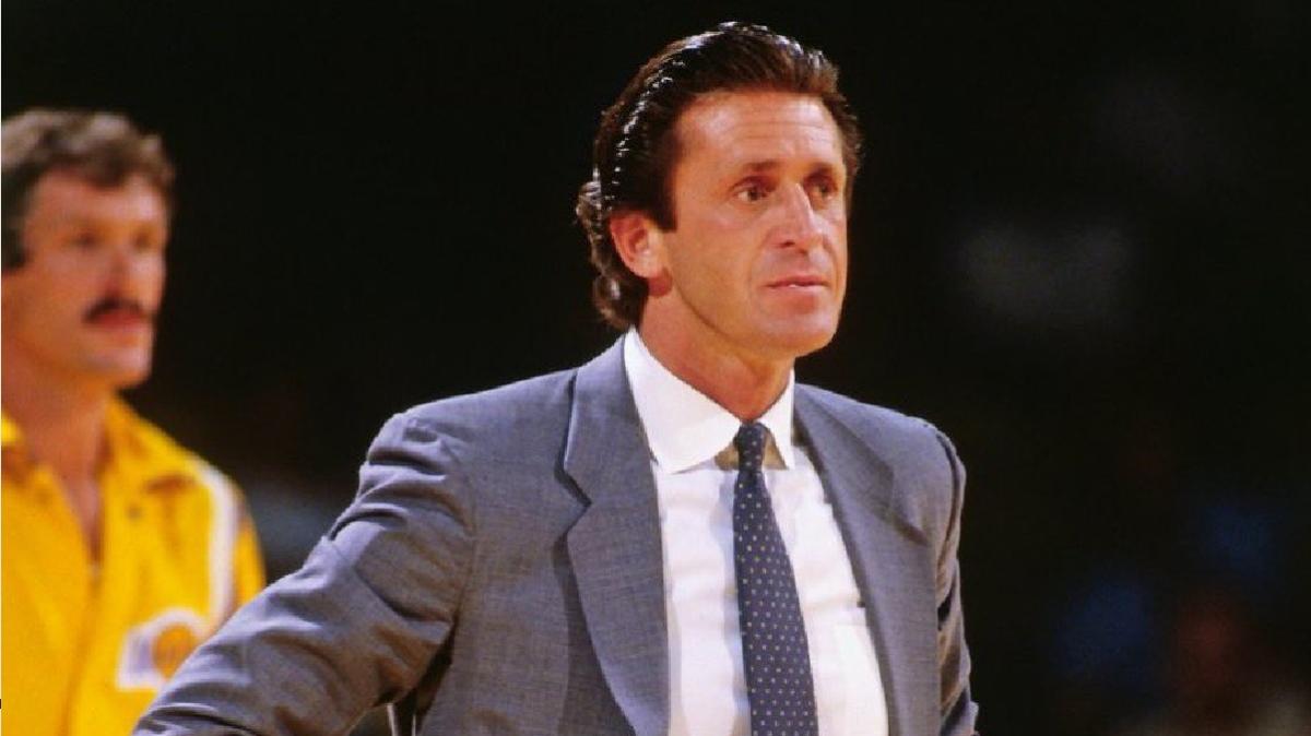 Prima di Lakers-Celtics si inaugura la statua di Pat Riley alla Crypto.com Arena