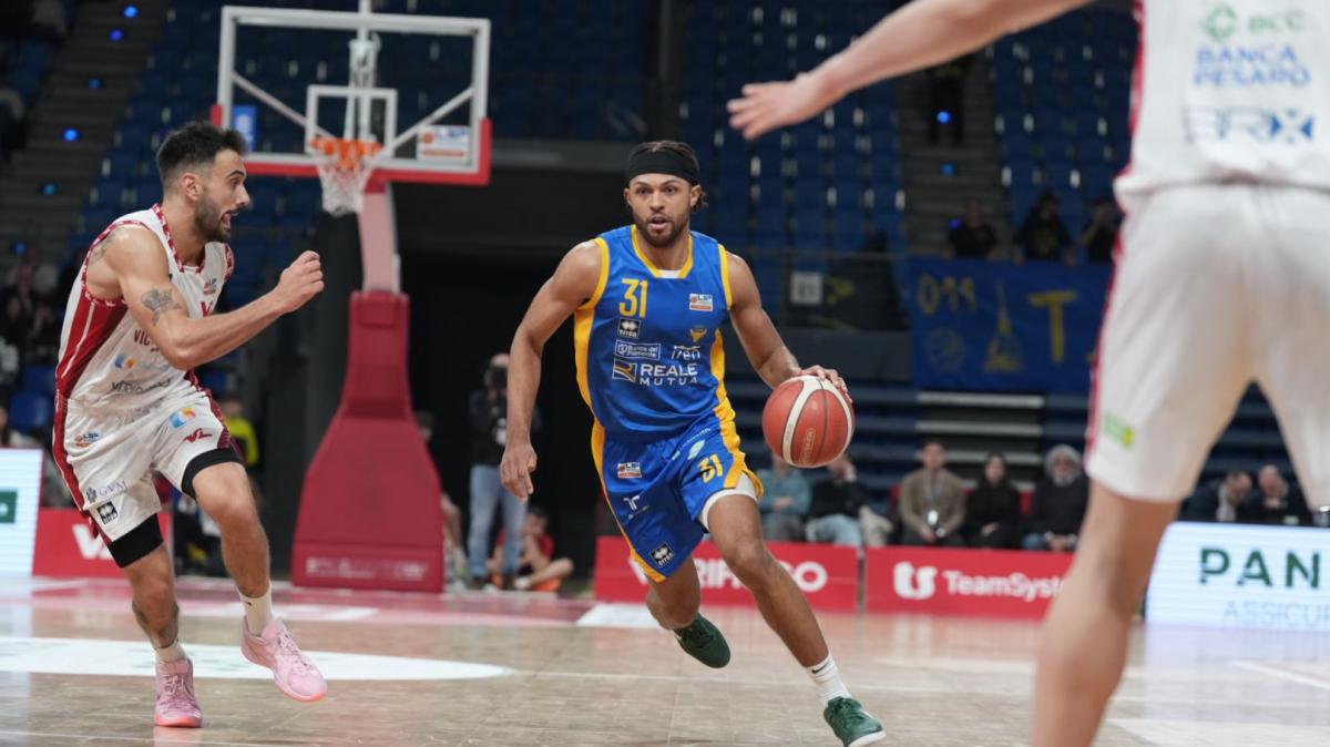 A2 - Reale Mutua Torino piazza il colpo in casa della capolista Pesaro