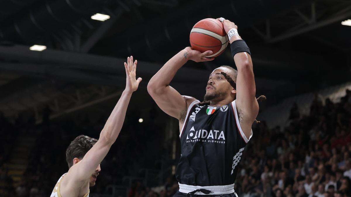 Repubblica: «Virtus Bologna, notte da Edwards: tra il cambio dei calzini e i tiri perfetti»